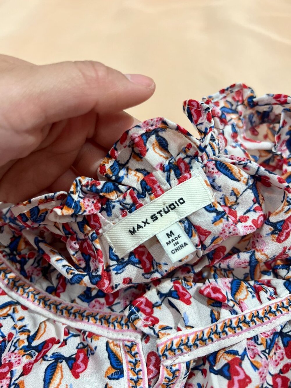 Max Studio Blue Floral Flutter Sleeve Smocked Hem Blouse M Ruffle Split Neck Top - Picture 2 of 10